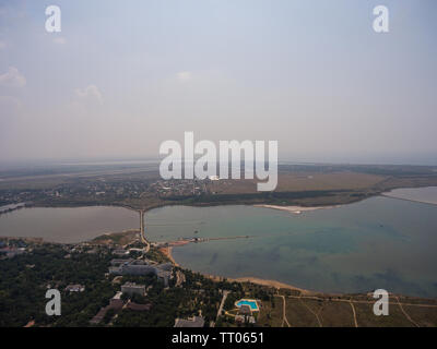 Vista dall'alto del lago, separati da un istmo. Crimea, Russia. Foto Stock