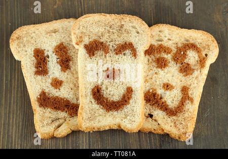 Funny toast, su sfondo di legno Foto Stock