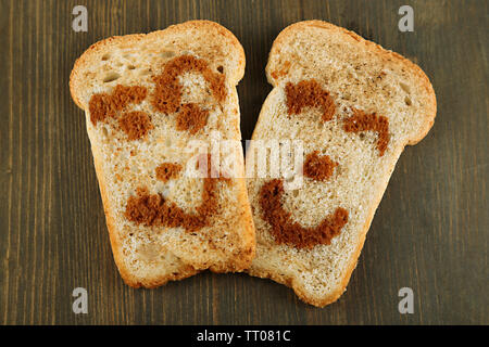 Funny toast, su sfondo di legno Foto Stock