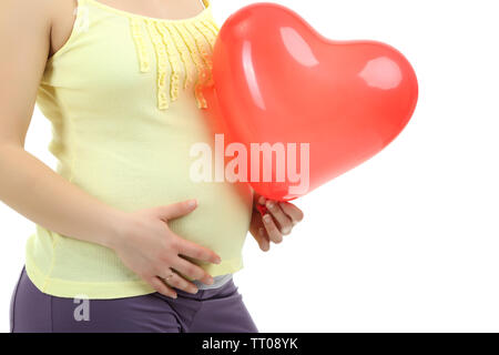 Donna incinta holding palloncino rosso isolato su bianco Foto Stock
