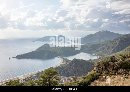 Oludeniz è un villaggio sulla costa sud-occidentale della Turchia. È conosciuto per la laguna blu di Oludeniz Tabiat Parki e l'ampio, bianco Belcekiz essere Foto Stock