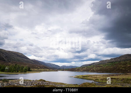 Guardando verso Est lungo Glen Cannich sul Loch Sealbhanachfrom sotto Mullardoch Dam. Glen cannich, Northwest Highlands, Scozia. 7 Giugno 2019 Foto Stock