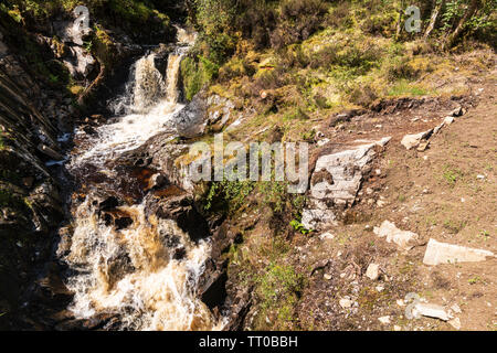 La montagna masterizzare Allt na h-Annaite a cascata verso il basso la collina nel Strathconon, Ross and Cromarty, Scozia. 7 Giugno 2019 Foto Stock