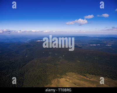 Vista aerea. Paesaggio deserto su un cielo blu. Caucaso. Foto Stock