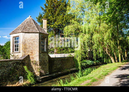 Un roundhouse in un piccolo vicolo noto come il Bow Wow che corre lungo un canale streamn nel villaggio Costwold di South Cerney nel Gloucestershire. Foto Stock