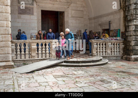 Montenegro, 30 Aprile 2019: scene di strada con i turisti e la gente del luogo nella città vecchia di Kotor Foto Stock