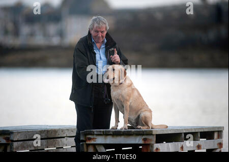 Cane giocando sulla spiaggia di cappella, la Porta Santa Maria, Isola di Man e Isole britanniche Foto Stock