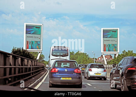 Pubblicità del tabellone pubblicitario Huawei P30 telefono cellulare e vista del traffico in autostrada a Londra Ovest Inghilterra Regno Unito Gran Bretagna KATHY DEWITT Foto Stock