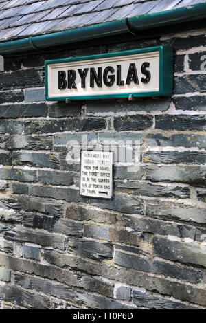 Stazione Brynglas segno sulla Talyllyn ferrovia che corre da Tywyn di Nant Gwernol, Gwynedd, Wales, Regno Unito Foto Stock