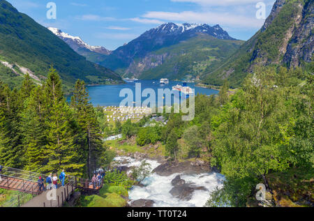 Turisti alla cascata Storfossen affacciato sul porto di Geiranger, Møre og Romsdal, Sunnmøre, Norvegia Foto Stock