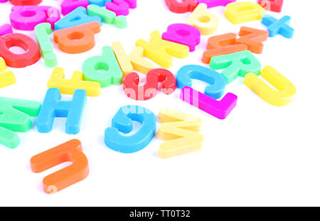 Colorate lettere magnetico isolato su bianco Foto Stock