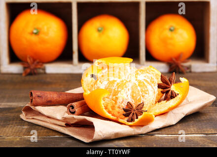 Mature sweet tangerini in cassetta di legno,su sfondo di legno, close-up Foto Stock