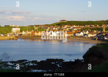 Impostazione sun illuminando la città di pescatori di Eyemouth, una piccola città e parrocchia civile in Berwickshire, in Scottish Borders Foto Stock