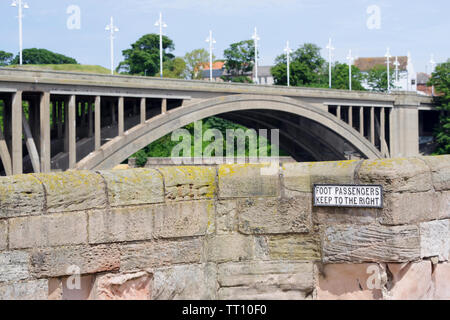 Guardando attraverso i supporti del Royal Tweed ponte ad arcate del confine reale ponte che attraversa il fiume Tweed Foto Stock