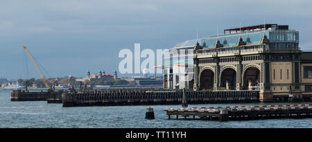 Vista da una barca in acqua della batteria Maritime Building e Staten Island Ferry Terminal nel centro cittadino di Manhattan. Foto Stock