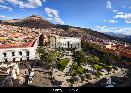 L'obelisco a Plaza 10 de noviembre visto dalla Basilica Cattedrale, Potosí, Bolivia Foto Stock