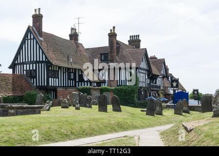 Come si vede dal cantiere della chiesa di Santa Maria Vergine Chiesa, la stella e Eagle hotel nel villaggio di Goudhurst, Kent, England, Regno Unito Foto Stock