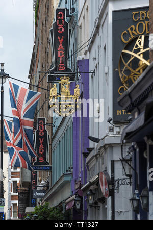 Vista lungo la Dean Street con la corona e due presidenti pub e Quo Vadis ristorante, Soho, Londra Foto Stock