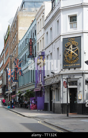 Vista lungo la Dean Street con la corona e due presidenti pub e Quo Vadis ristorante, Soho, Londra Foto Stock