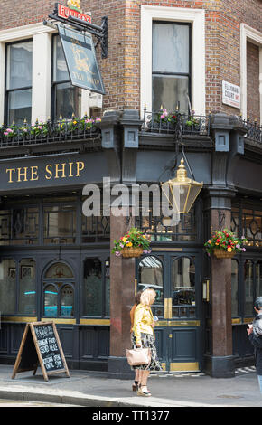 La nave public house e ristorante in Wardour Street, Soho, Londra Foto Stock