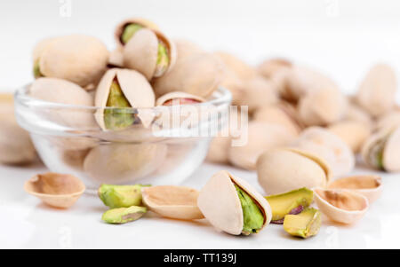 I pistacchi in recipiente di vetro vicino fino Foto Stock