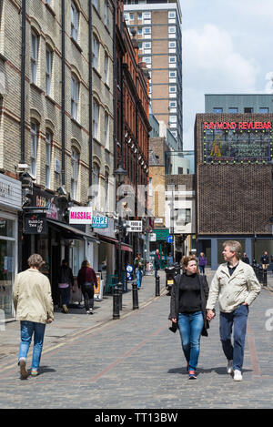 Vista lungo Rupert Street verso Brewer Street, Soho, Londra. Ora chiuso Raymond barra di revisione edificio prominente in background. Foto Stock