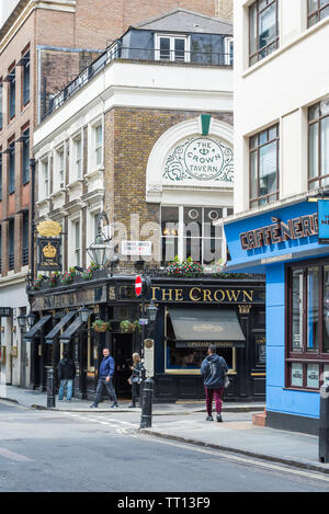 La gente per strada a piedi passato il Crown public house all'angolo di Brewer street e abbassare James Street, Soho, Londra Foto Stock