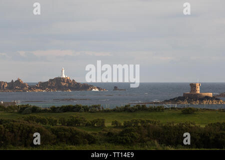 La Cordiere, Jersey, Regno Unito. 13 Giugno 2019 .tramonto su San Ouens Bay 8.00pm.La Cordiere Lighthouse & La Rocco torre sulla sinistra. credito Gordon Shoosmith/Alamy News Foto Stock