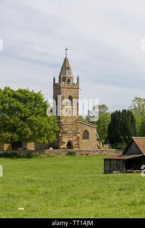 Chiesa parrocchiale di Santa Croce, Milton Malsor, Northamptonshire, Regno Unito; principalmente del XIII secolo con i recenti restauri in stile vittoriano. Foto Stock