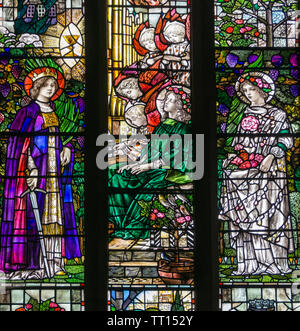 Il vetro macchiato dettagli dalla Turnbull Memorial finestra, St Oswalds chiesa, Ashbourne, Derbyshire, Regno Unito; dal 1905 dall'artista Christopher Whall Foto Stock