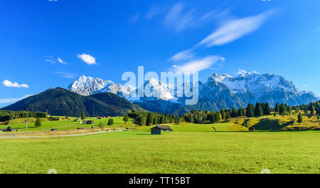 Assolato pomeriggio autunnale nelle alpi bavaresi con coperte di neve montagne Karwendel Foto Stock