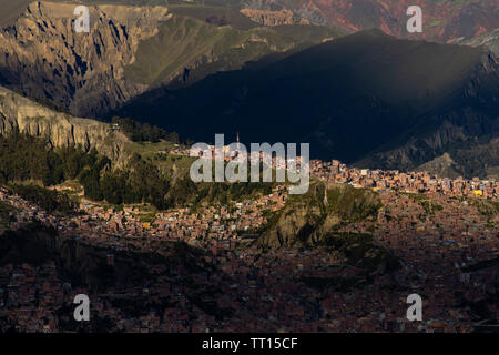 Panoramica sulle case collinari della città di la Paz in Bolivia nel Sud America Foto Stock