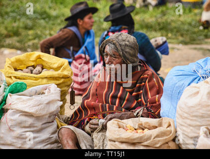 Yampara tradizionale uomo con Cappello in cuoio, Tarabuco, Bolivia Foto Stock