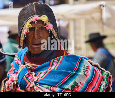 Yampara tradizionale uomo con Cappello in cuoio, Tarabuco, Bolivia Foto Stock