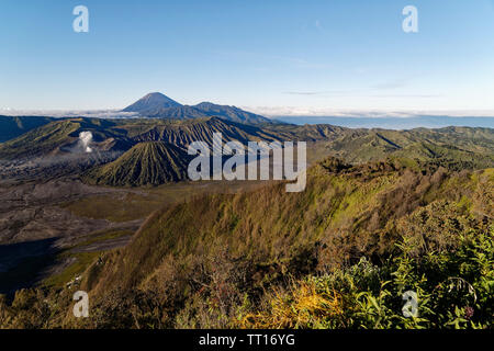 Il monte vulcano Bromo, Indonesia. Il 9 maggio, 2019. Alba sul fumo Gunung vulcano Bromo e il Tengger Semeru caldera all'alba dal punto di vista Foto Stock