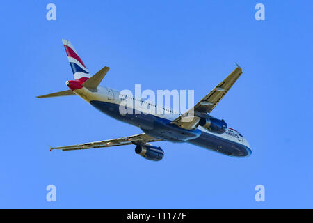 Londra, Inghilterra - Marzo 2019: British Airways Airbus A321 in volo nelle vicinanze del London Heathrow Airport. Foto Stock