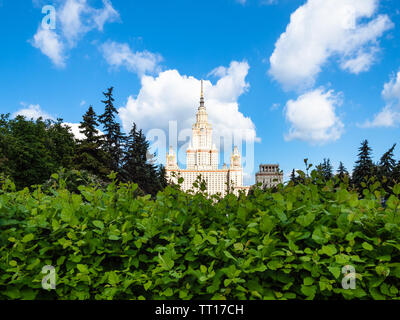 Vista delle torri dell'edificio principale dell'Università Statale di Mosca (Lomonosov Università Statale di Mosca) da green park nella soleggiata giornata estiva Foto Stock