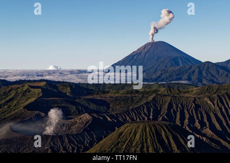 Il monte vulcano Bromo, Indonesia. Il 9 maggio, 2019. Alba sul fumo Gunung vulcano Bromo e il Tengger Semeru caldera all'alba dal punto di vista Foto Stock