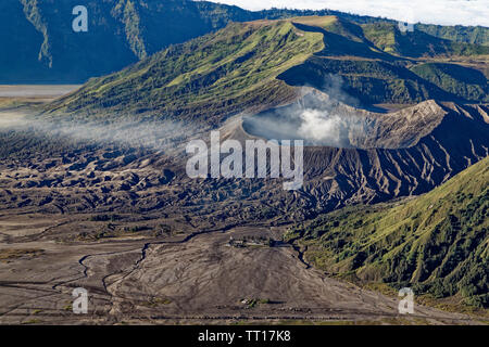 Il monte vulcano Bromo, Indonesia. Il 9 maggio, 2019. Alba sul fumo Gunung vulcano Bromo all'alba dal punto di vista sul Monte Penanjakan Foto Stock