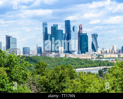 Vista dal ponte di osservazione sulle colline Sparrow (Vorobyovy Gory) - torri di mosca-distretto della città sul fiume Moskva nel giorno di estate Foto Stock