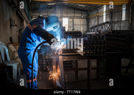 Saldatore saldatura master di acciaio o ferro, industria del metallo concetto foto Foto Stock