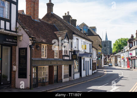 Vista lungo la Chiesa Street verso Santa Maria Vergine Chiesa, Rickmansworth, Hertfordshire, Regno Unito Foto Stock