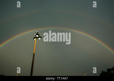 Bella tardo pomeriggio rainbow appare sopra un North Florida shopping center. Foto Stock