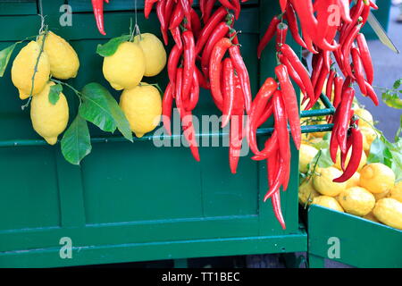 I limoni e peperoncini rossi per la vendita su un mercato all'aperto in stallo Foto Stock