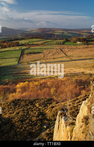 UK,Derbyshire,Peak District, guardando verso Hathersage dal bordo di macina Foto Stock