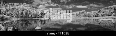 Infre rosso nero e bianco immagine panoramica di Blea Tarn su un ancora e soleggiata giornata autunnale Foto Stock