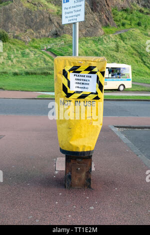 Rotto il parcheggio macchina a pagamento "non in uso" in un parcheggio in Holyrood Park, Edimburgo, Scozia Foto Stock