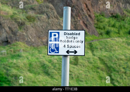 Badge disabili titolari solo segno di parcheggio nel parcheggio di Holyrood Park, Edimburgo, Scozia Foto Stock