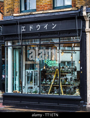 Edwin Store Londra - il negozio di abbigliamento Edwin & Green Factory all'angolo di Brick Lane & Bethnal Green Rd a East London. Edwin Shoreditch Londra. Foto Stock