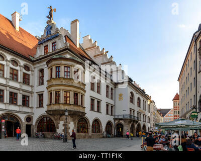 L'esterno dell'Hofbräuhaus di Monaco di Baviera, Germania su una soleggiata giornata di primavera Foto Stock